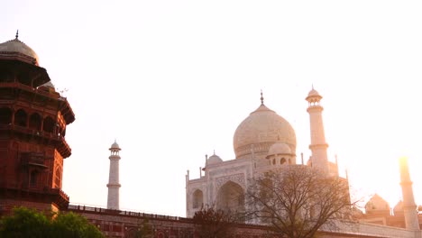 Panorámica-A-Través-Del-Taj-Mahal-Y-La-Mezquita-En-La-Ciudad-De-Agra-India-Al-Atardecer