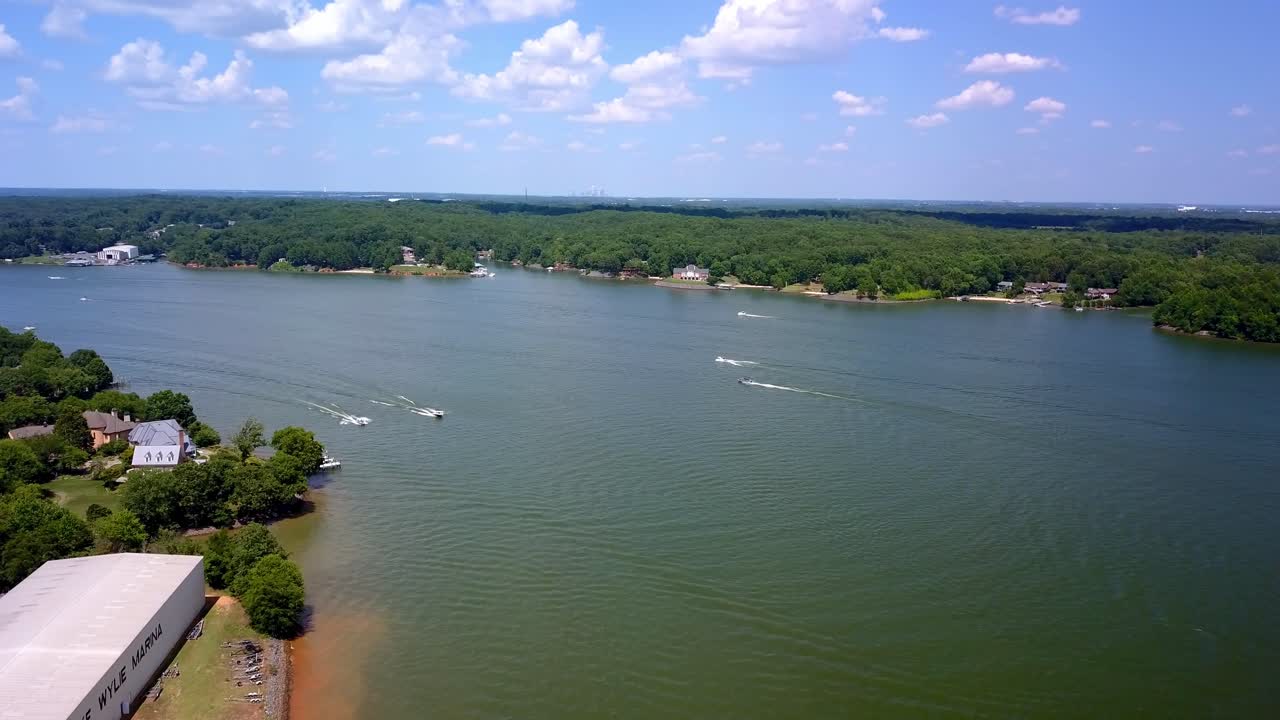 Ripresa aerea in avvicinamento sul fiume Catawba, Lago Wylie, Carolina del Sud con barche