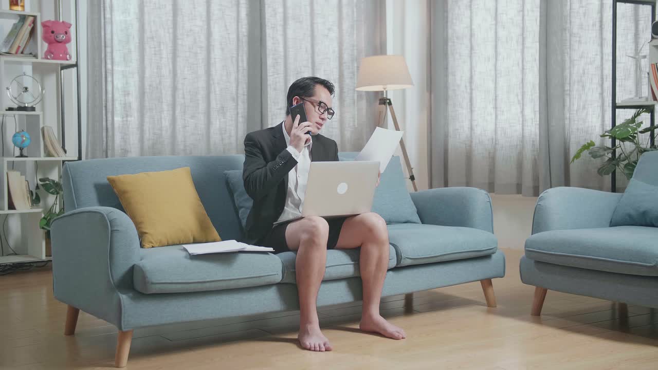 hombre trabajando desde casa en un sofá