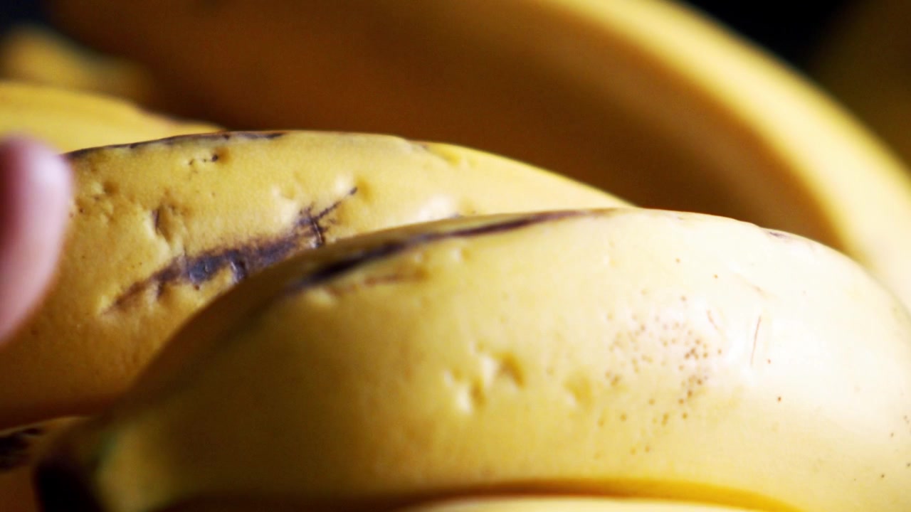 Bien que des marques puissent apparaître sur la peau jaune, doux et savoureux, au fond
