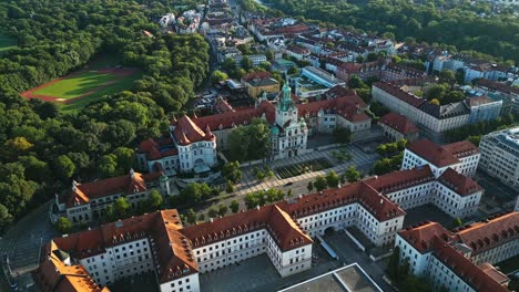 Museo-Nacional-Bayerisches,-Techo-Rojo,-Bosque,-Residencial,-Centro-De-La-Ciudad,-Munich,-Alemania