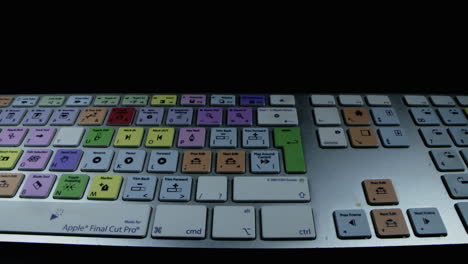 teclado de edición deslizándose hacia arriba y hacia abajo en una toma macro deslizante