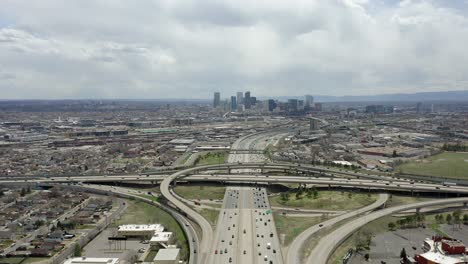 Vista-Estática-Aérea-De-La-Ciudad-Y-La-Carretera