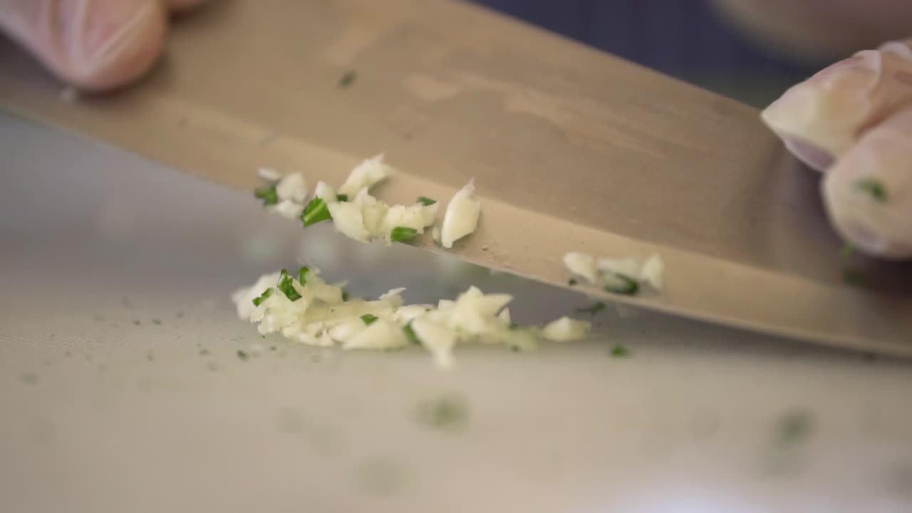 마늘과 허브를 는 것