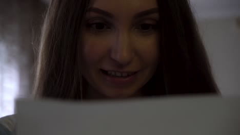 mujer leyendo un documento