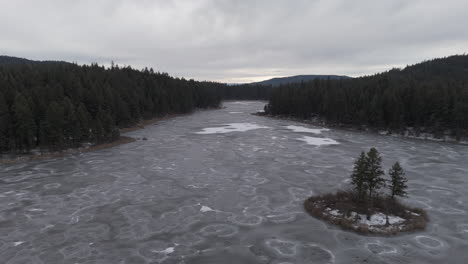 Arktische-Majestät:-Stille-Schönheit-Der-Isolierten-Insel-Im-Gefrorenen-McQueen-See