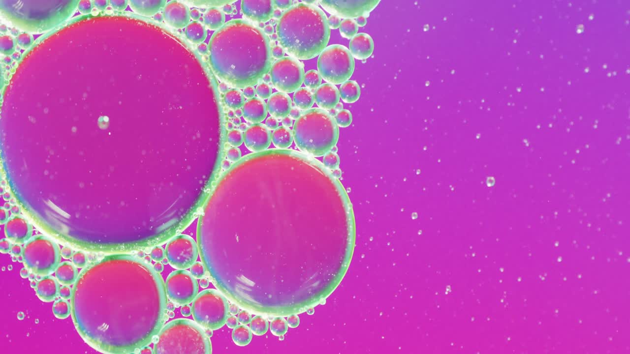 복사 공간과 함께 보라색 배경에 움직이는 거품의 애니메이션