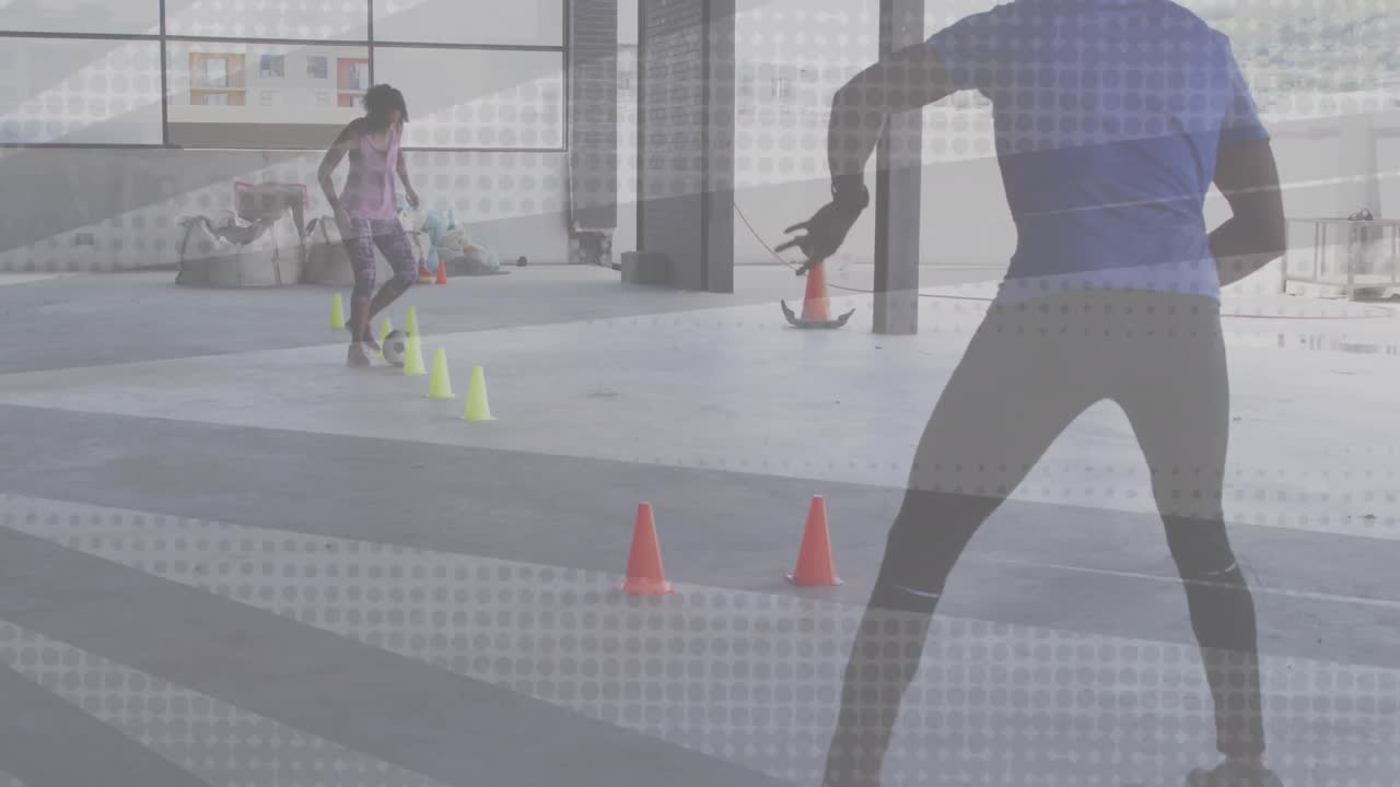 축구를 하는 여자 위 에 반 ⁇ 이는 모양 의 애니메이션 이 남자 에 의해 코치 되고 있다