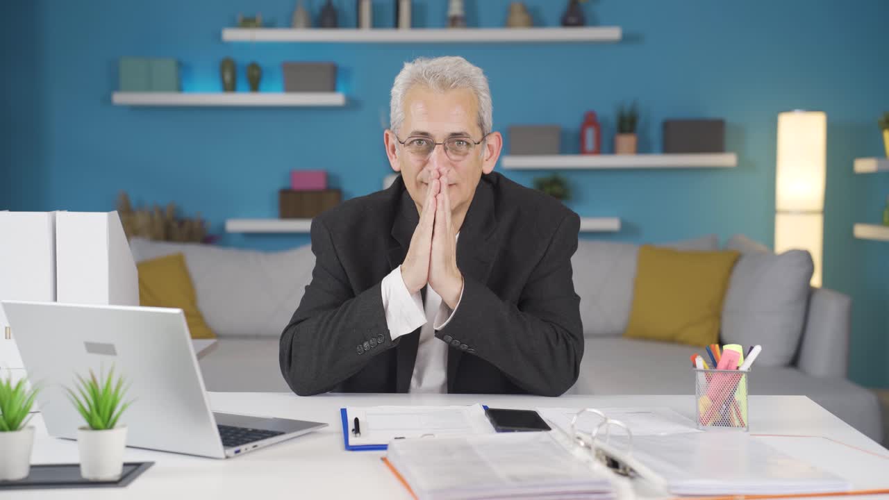 홈 오피스 워커가 카메라에서 좋은 소식을 듣고 있습니다.