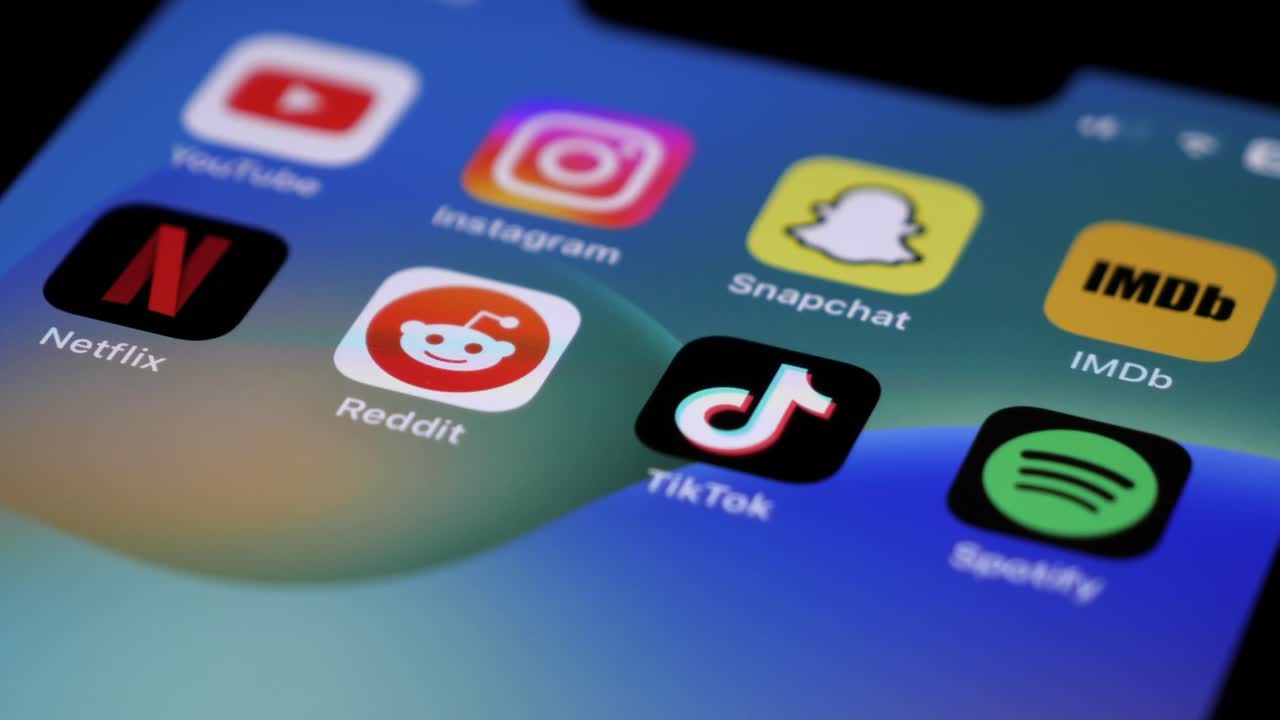 приложение reddit для прикосновения пальцев на смартфоне, крупный кадр