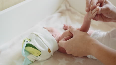 los padres masajean suavemente los pies del bebé