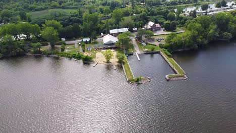 Toma-De-Drone-De-Un-Restaurante-Junto-Al-Agua.