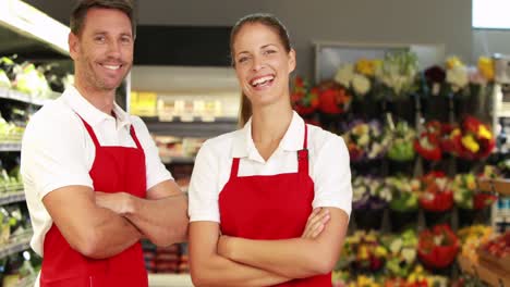 el personal de la tienda de comestibles sonriendo a la cámara