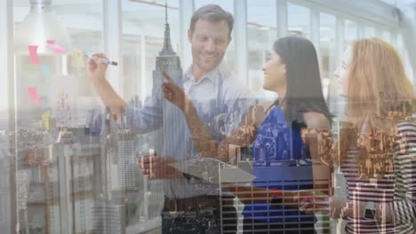 animación de un edificio de oficinas sobre personas de negocios hablando en una oficina moderna