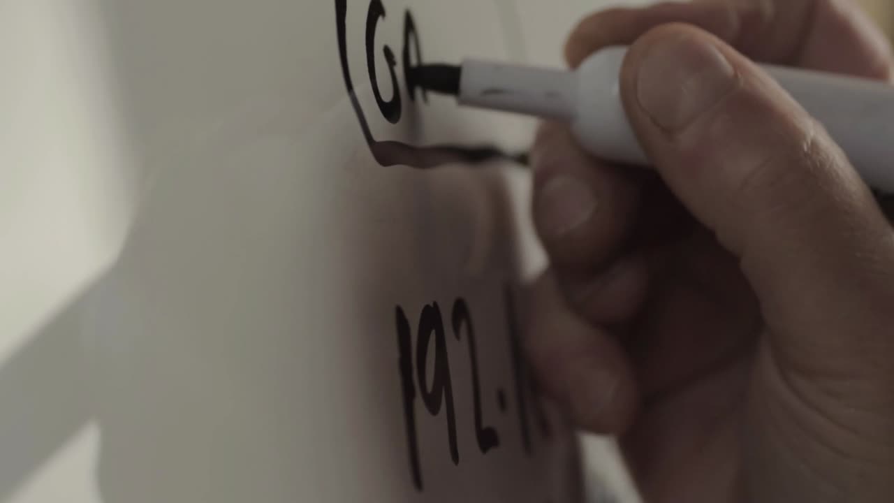 네트워크 이더넷 엔지니어는 화이트보드에서 네트워크를 설계합니다.