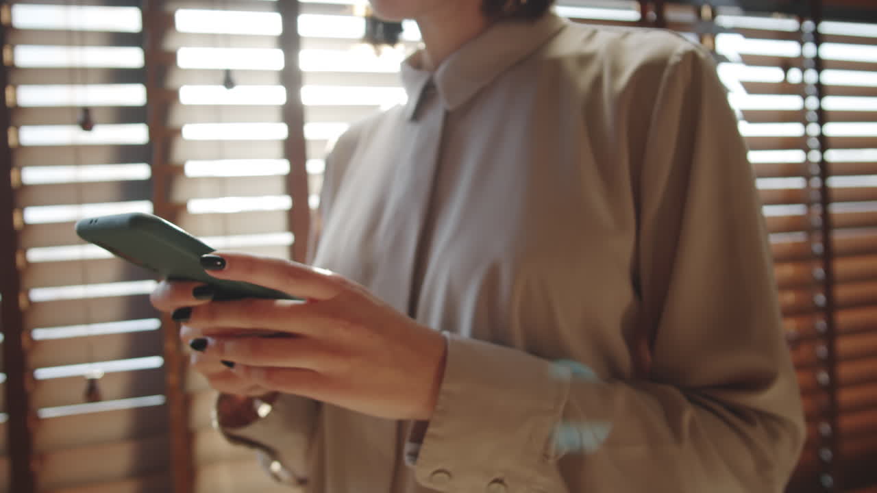 스마트 폰 을 사용하는 사업가