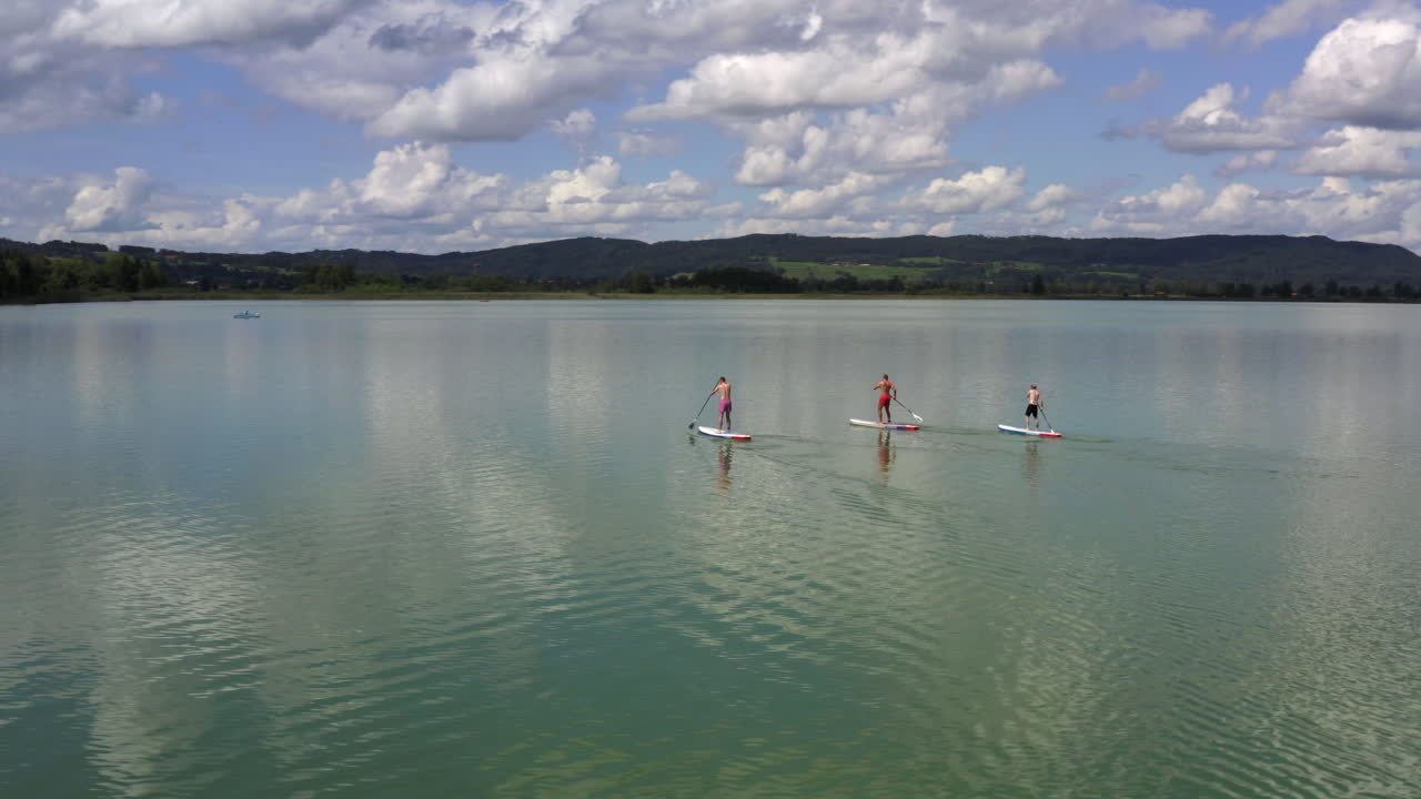 Stand-Up Paddling di Danau Kochelsee dekat Munich, Jerman di tepi Pegunungan Alpen Bavaria
