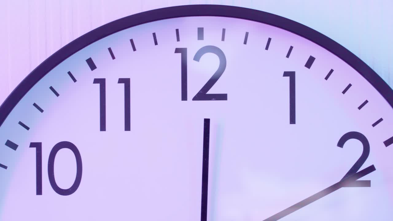 壁の時計面のクローズアップビデオ