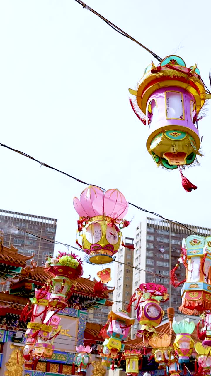 linternas coloridas colgando en el templo de wong tai sin