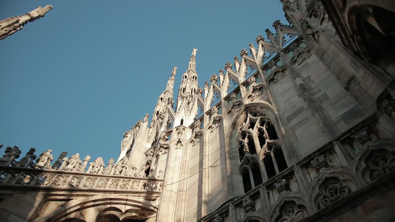 미란 대성당을 장식하는 성도와 순교자 조각품 (duomo di milano)