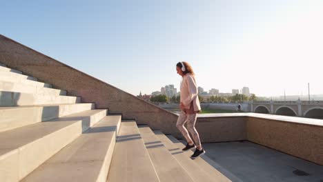 chica fitness corriendo escaleras arriba al aire libre