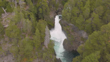 Unglaubliche-Luftaufnahme-Eines-Mächtigen-Wasserfalls-Am-Rio-Manso-In-Argentinien