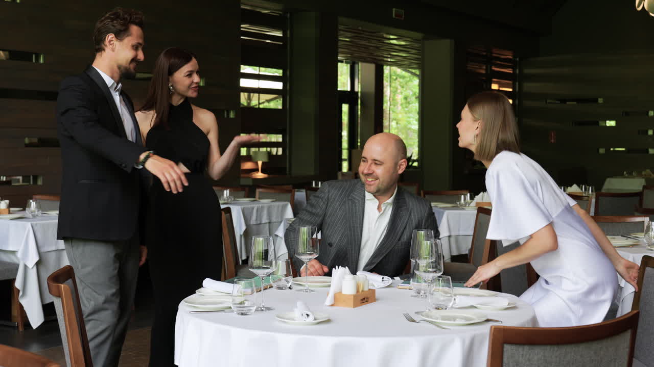 레스토랑에서 친구들과