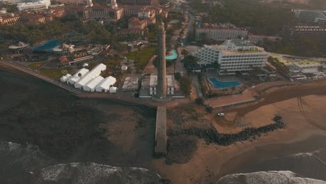 Luftaufnahme-Der-Touristenstadt-Gran-Canaria-Mit-Dem-Leuchtturm-Von-Maspalomas