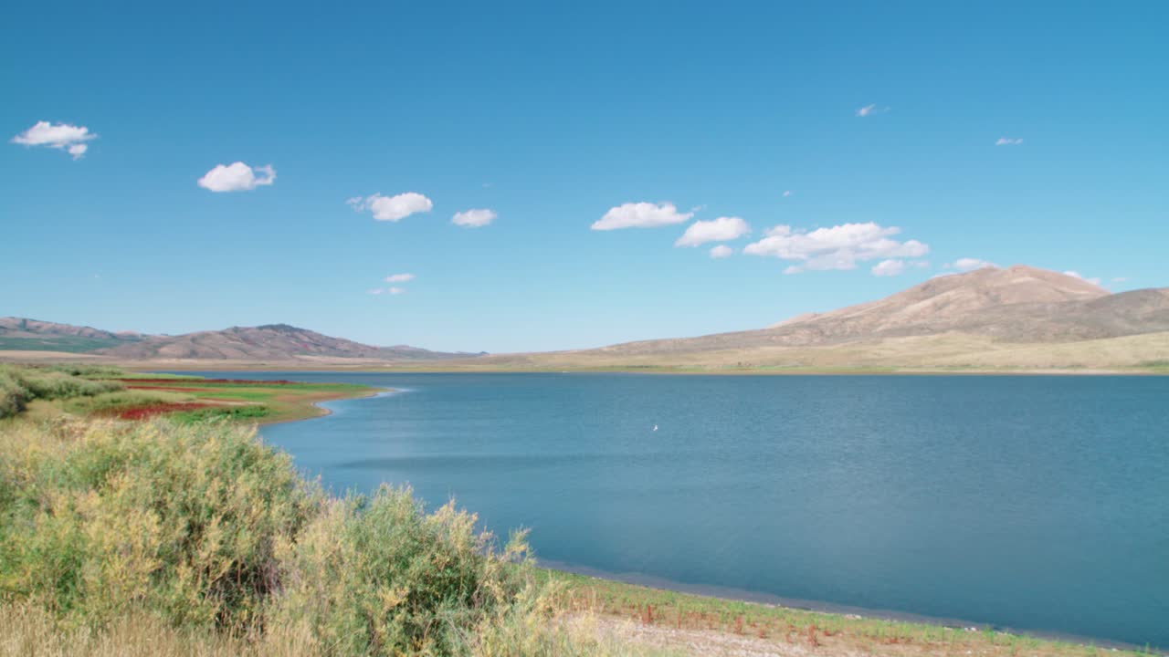 embalse de chesterfield en un día cálido y ventoso en el este de idaho