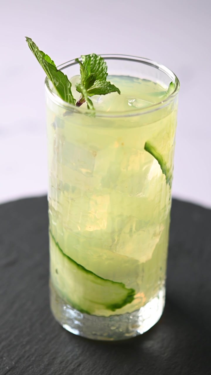 English Garden -cocktail pyörii.