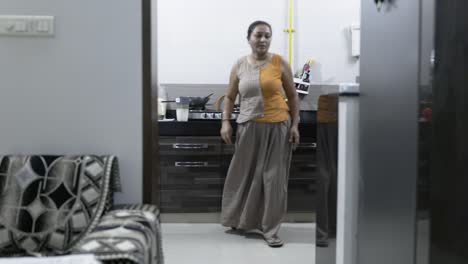 una esposa de casa india ocupada en una cocina en su casa
