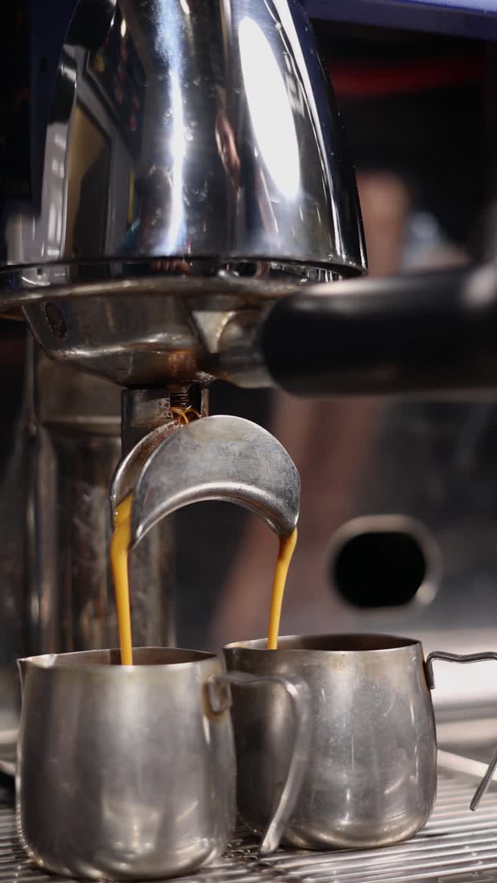 máquina de espresso que vierte café en tazas