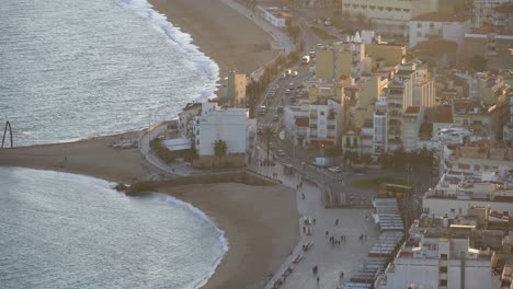 Ciudad-De-Blanes-En-La-Costa-Brava-De-España,-Playa-Turística-Ciudad-Puesta-De-Sol-E-Imágenes-Nocturnas-Vistas-Desde-La-Playa-Principal-Aérea