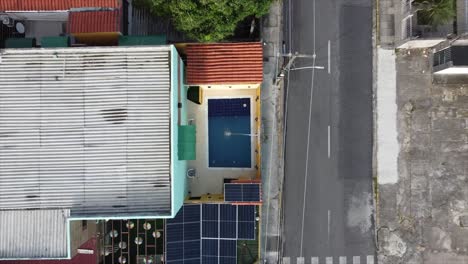 tiro de piscina de arriba abajo panorámico hasta los legendarios rascacielos brasileños y el océano