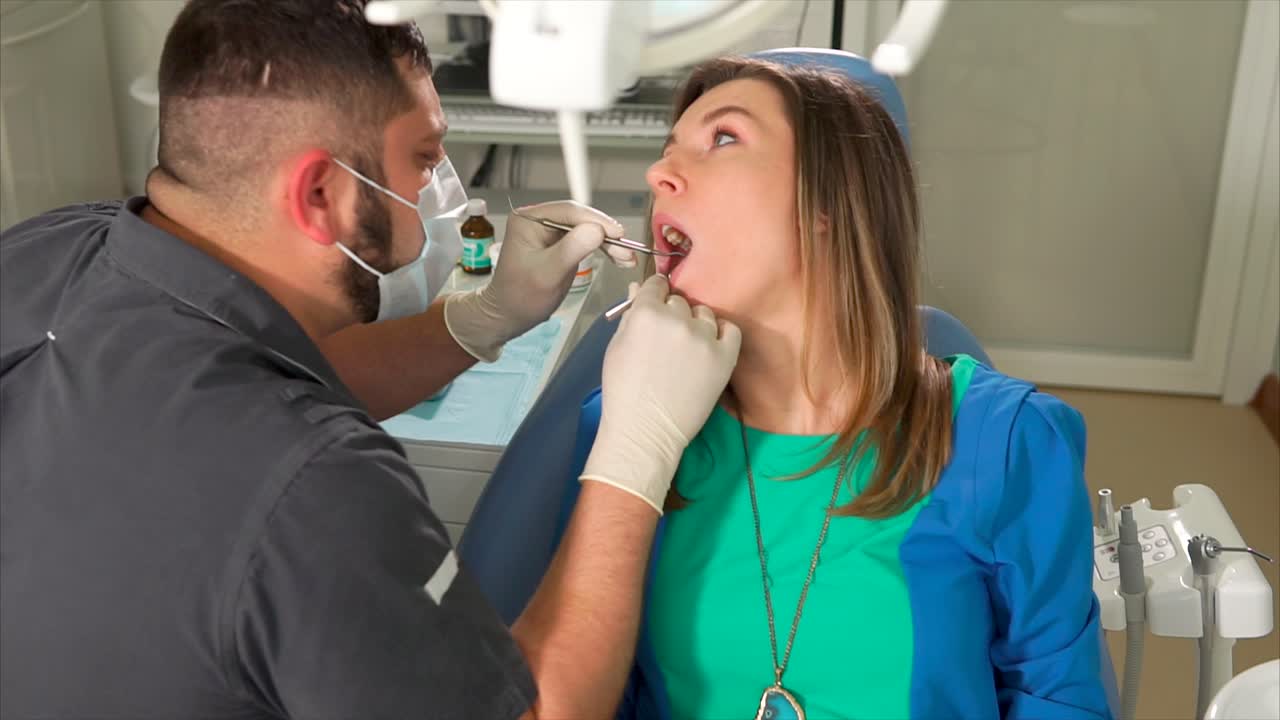 dentista examinando o paciente