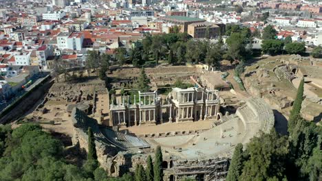 Teatro-Romano-De-Mérida-Icono-Cultural-Español-Hito-En-España,-Atracción-Aérea-De-Cerca