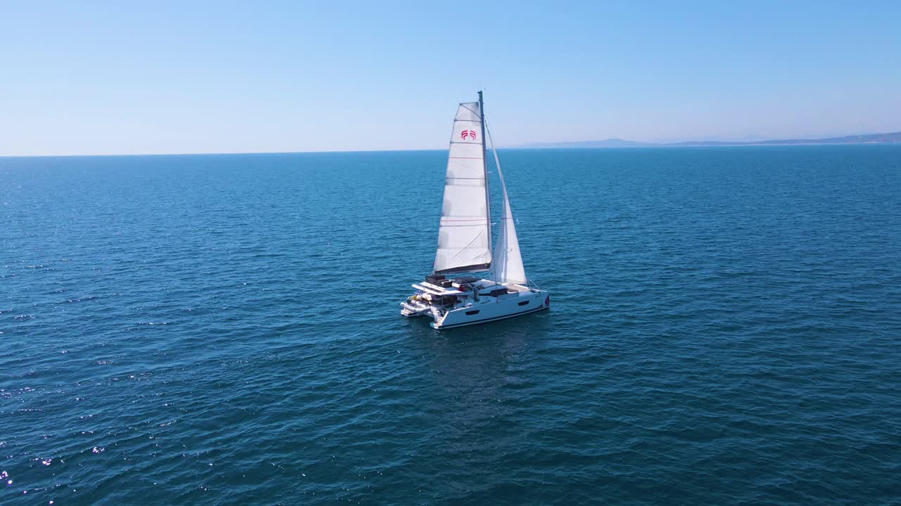 barco solitario en la bahía