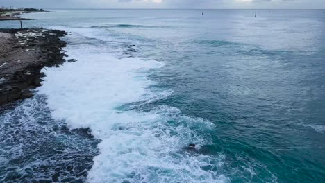 Rompiendo-Olas-Azules-Y-Espuma-De-Mar-Blanca-Durante-La-Puesta-De-Sol-En-Koolina-West-Oahu-Honolulu-Hawaii-En-Una-Costa-Irregular,-Muñeca-Aérea