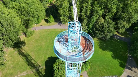 vista aérea de la torre de paracaídas azul y blanca en un día soleado