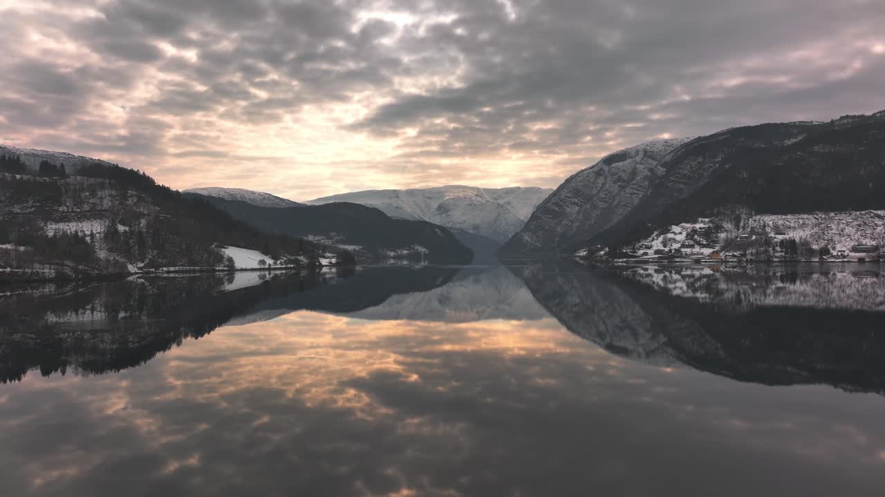 disparo de drones desde los fiordos de noruega, hardangerfjorden
