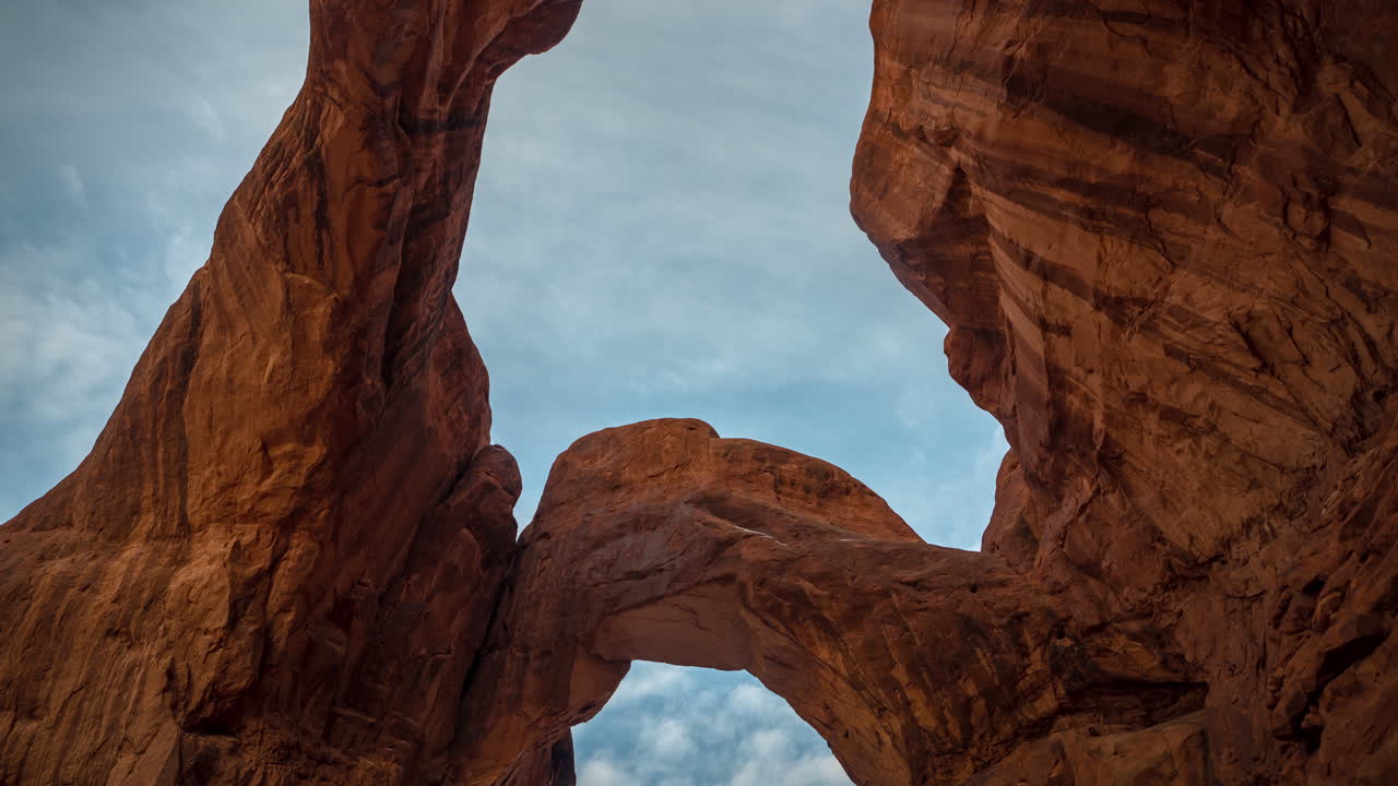 Timelapse, Awan Bergerak di Atas Lengkungan Alam Menakjubkan di Taman Nasional Arches, Utah AS