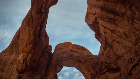 timelapse, nubes moviéndose sobre el increíble arco natural en el parque nacional arches, utah, ee.uu.