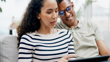 relajarse, tableta y conversación con la pareja en el sofá