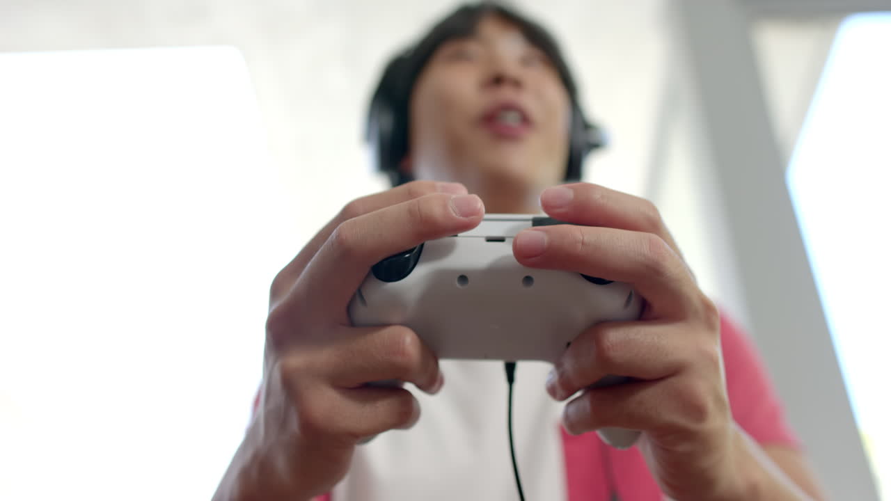 십대 아시아 소년은 복사 공간과 함께 수영장에서 이 나는 날을 즐기고 있습니다.