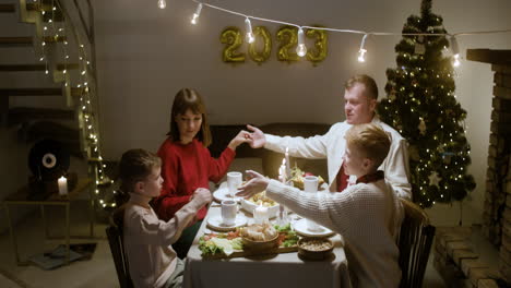 celebración de la víspera de año nuevo en la sala de estar.