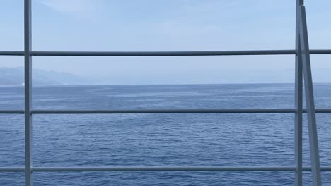 mar adriático visto desde el ferry para ir de zagorje a porozina en la isla de cres, viaje en barco, olas de verano