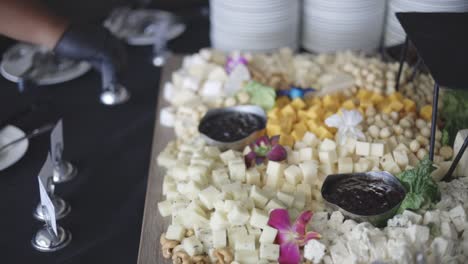 tablero de charcutería en la recepción de la boda