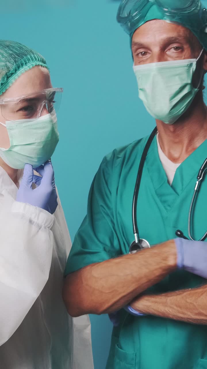 I professionisti sanitari condividono sorrisi e positività nella clinica