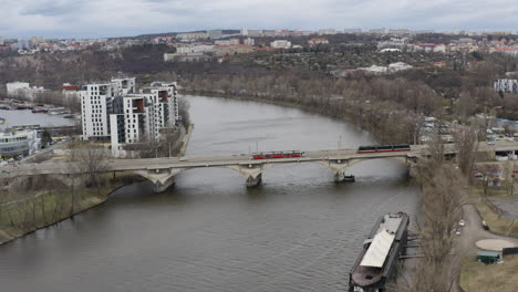 Tranvías-Que-Cruzan-El-Río-Moldava-Sobre-El-Puente-Libensky-En-La-Ciudad-De-Praga