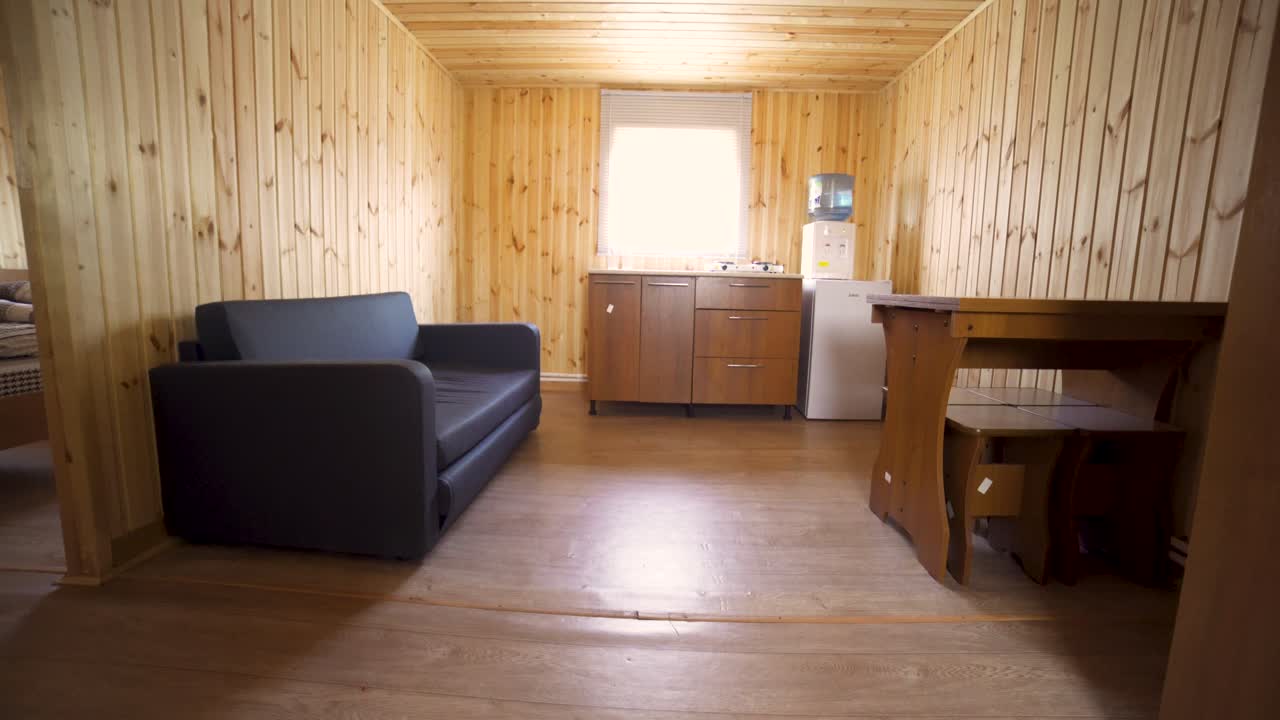 habitación de cabaña pequeña con cocina pequeña